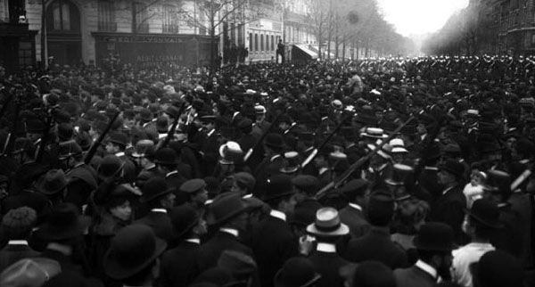 Demonstration in Paris nach der Ermordung Ferrers 1909